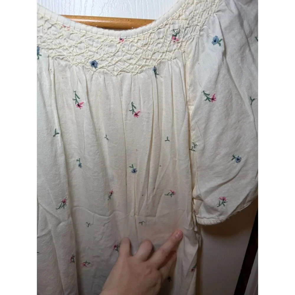 Old Navy Floral Embroidered Peasant Top Cream Short Sleeve Medium